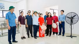 Phó Chủ tịch UBND tỉnh Vũ Thị Hiền Hạnh kiểm tra công tác chuẩn bị khai giảng tại Mường Khương