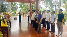 Chủ tịch Hội đồng Lý luận Trung ương Nguyễn Xuân Thắng dâng hương tại Khu tưởng niệm Hồ Chí Minh, phường Nghĩa Lộ