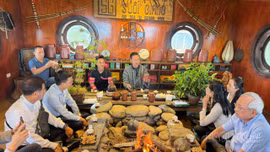 Hội Hữu nghị Việt Nam - Thái Lan tham quan, trải nghiệm tại xã Văn Chấn