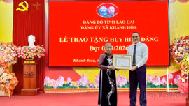 Khánh Hòa, Nghĩa Đô, Bảo Hà trao Huy hiệu Đảng cho 105 đảng viên
