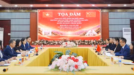 Phường Lào Cai và huyện Hà Khẩu (Trung Quốc) tổ chức tọa đàm