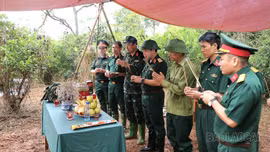 Quân khu 2 kiểm tra công tác tìm kiếm, quy tập hài cốt liệt sĩ tại Cam Đường