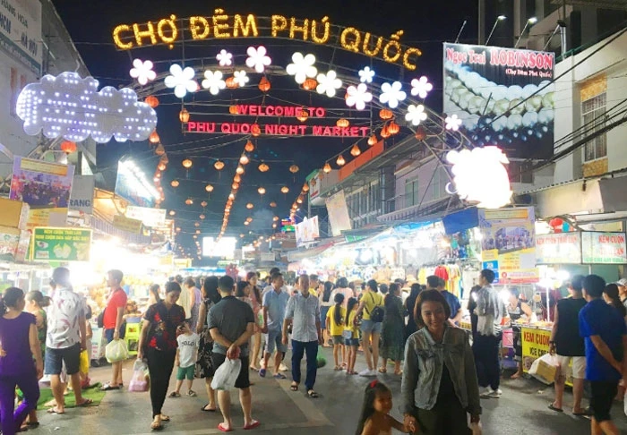 Khu chợ đêm Phú Quốc nhộn nhịp khách tham quan, mua sắm.