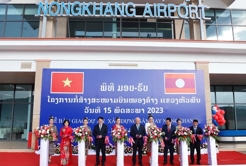 Các đại biểu làm lễ khánh thành, đưa vào sử dụng sân bay Nongkhang tại tỉnh Huaphanh, Lào.