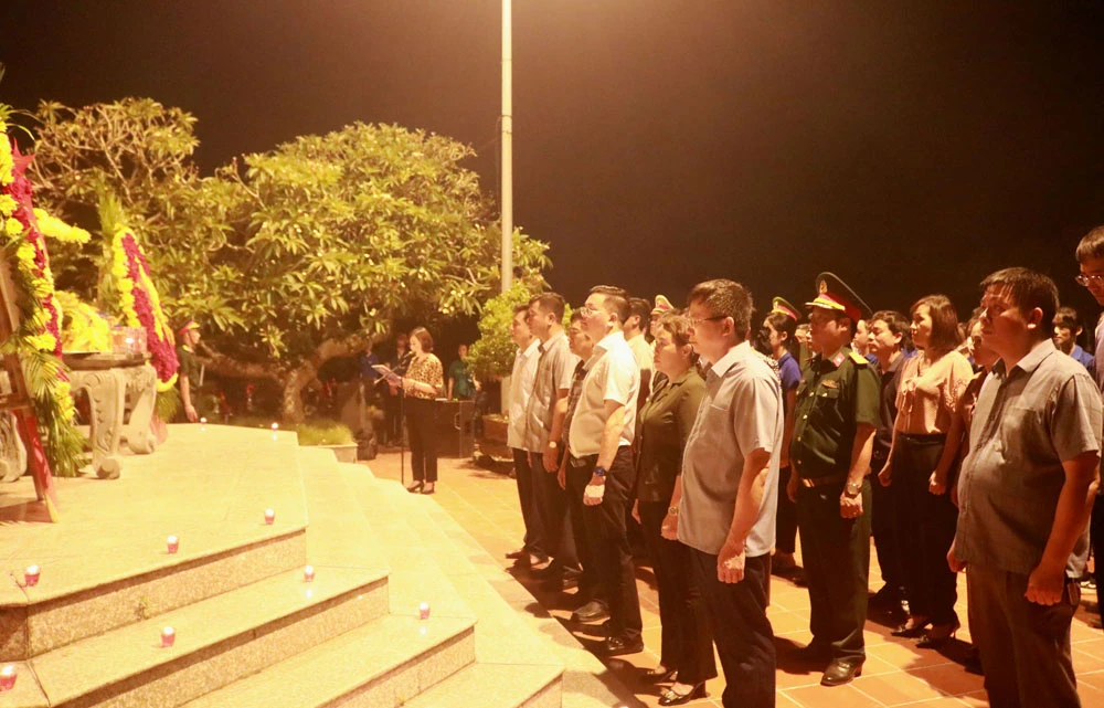 Báo công trước anh linh các anh hùng liệt sỹ tại nghĩa tra thị trấn.jpg