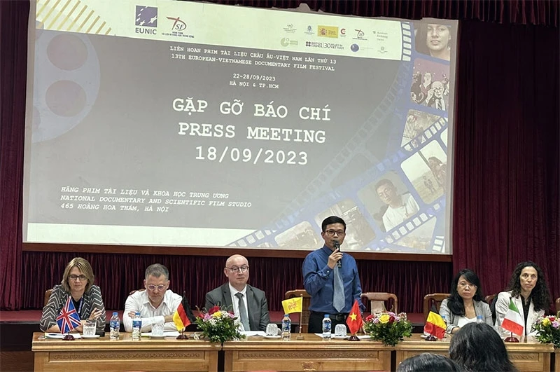 Đạo diễn, NSƯT Trịnh Quang Tùng, Phó tổng giám đốc phụ trách Hãng phim Tài liệu và Khoa học Trung ương giới thiệu về Liên hoan Phim.