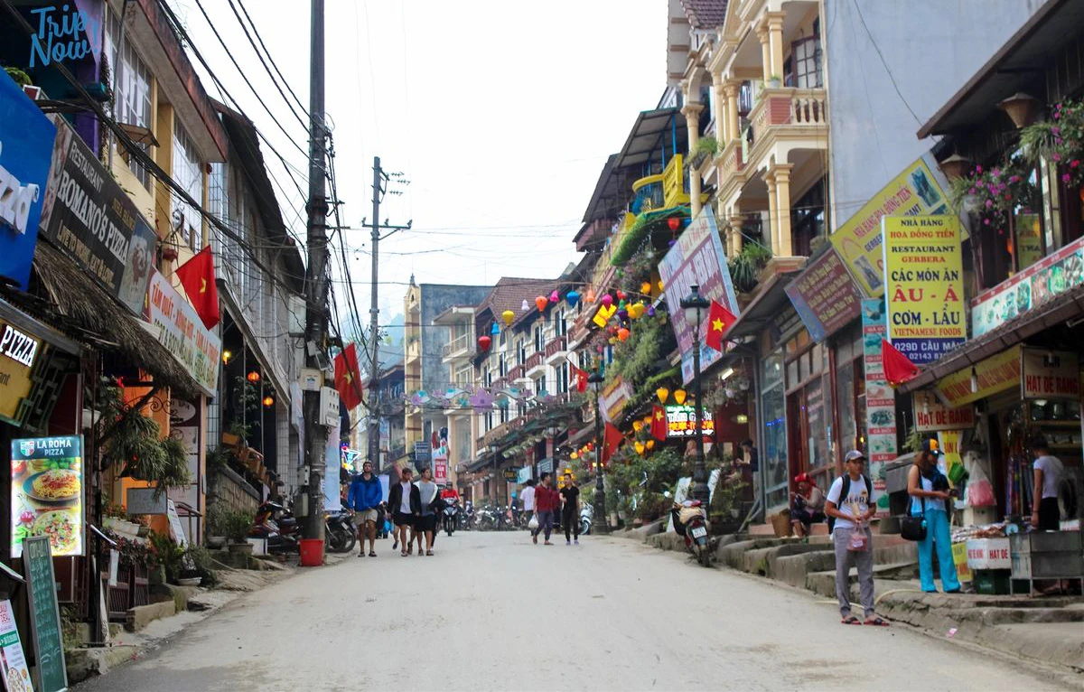 pho-cau-may-sapa-con-pho-mang-ve-dep-tan-thoi-phuong-tay-giua-long-thi-tran-co-sapa-3-1621752047.jpg