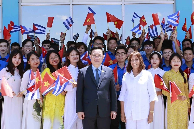 Chủ tịch Quốc hội Vương Đình Huệ với sinh viên và cộng đồng người Việt.