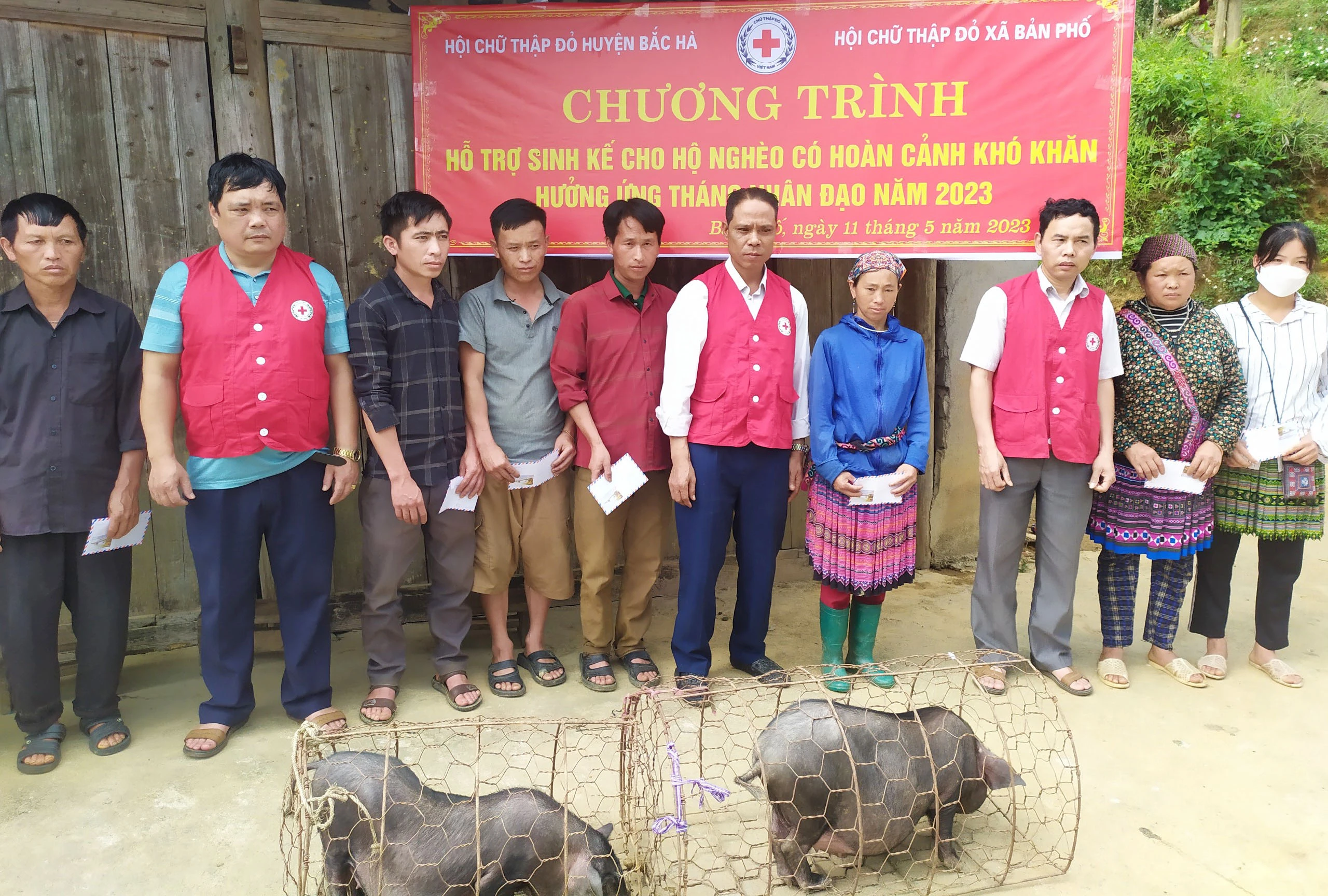 Phoostrao hỗ trợ lợn cho các hộ nghèo tại xã Bản Phố.jpg