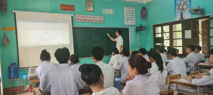 Buổi ôn thi ở Trường Phổ thông dân tộc nội trú Trung học cơ sở và Trung học phổ thông Bảo Thắng tỉnh Lào Cai.