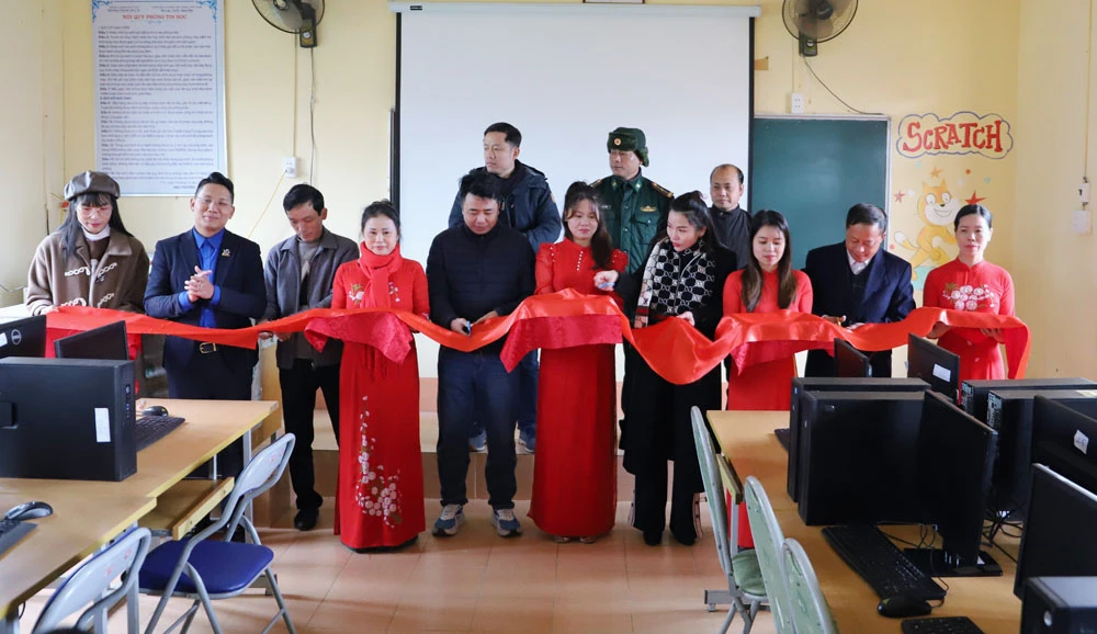 Cắt băng khánh thành phòng máy tính.