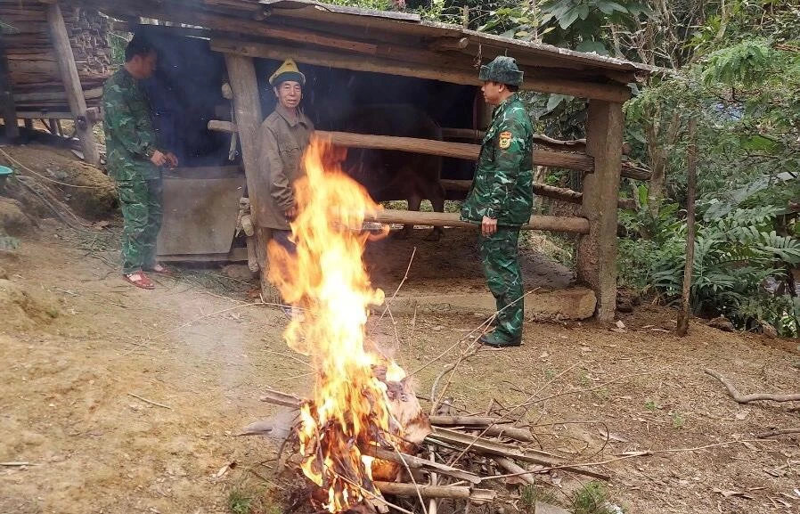 Người dân xã Tam Hợp, huyện Tương Dương, tỉnh Nghệ An đốt lửa xung quanh chuồng trại để sưởi ấm cho gia súc.
