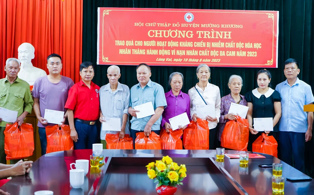 Hội CTĐ huyện tặng 15 suất quà cho 15 gia đình các xã Lùng Vai, Bản Lầu, Bản Sen, mỗi suất quà trị giá 500 ngàn đồng.jpg