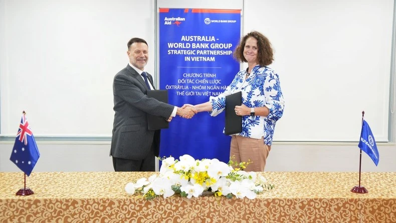 Đại sứ Australia, ông Andrew Goledzinowski và Giám đốc Quốc gia Ngân hàng Thế giới, Carolyn Turk tại Lễ ký kết.