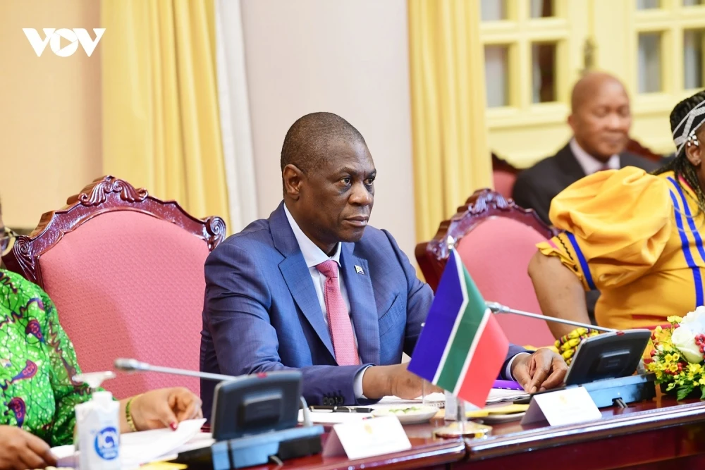 Phó Tổng thống Nam Phi Paul Mashatile bày tỏ niềm vui mừng khi tới thăm và làm việc tại Việt Nam. Ngài Paul Mashatile cho rằng, giữa Việt Nam và Nam Phi còn nhiều dư địa để hợp tác, cùng phát triển.