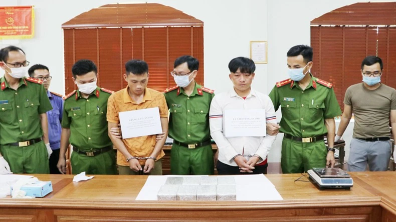 Các đối tượng và tang vật vụ án tại cơ quan điều tra.