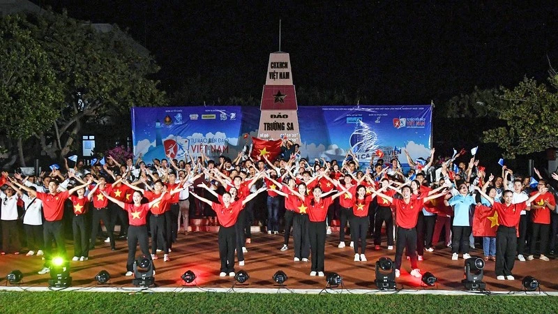 Các đại biểu Hành trình "Sinh viên với biển, đảo Tổ quốc" năm 2023 trình diễn những tiết mục trong khuôn khổ "Hành trình bài ca sinh viên" năm 2023 trên thị trấn Trường Sa.