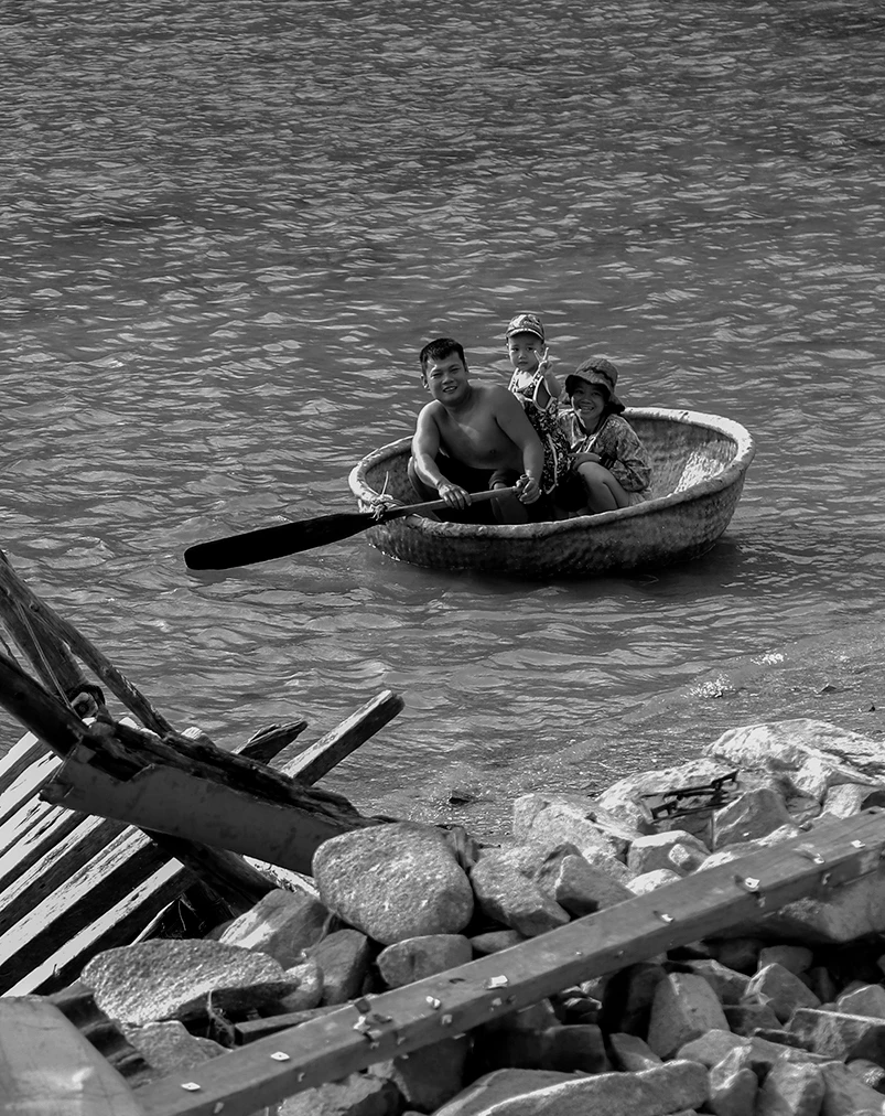 Phương tiện di chuyển vào bờ.