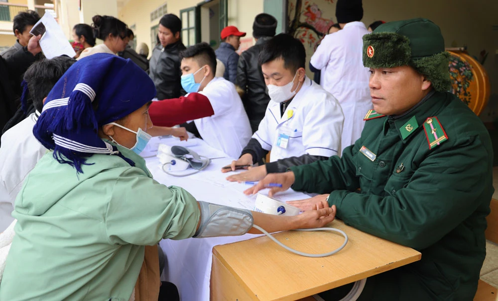 Quân y đồn biên phòng tham gia khám sức khỏe cho người dân.