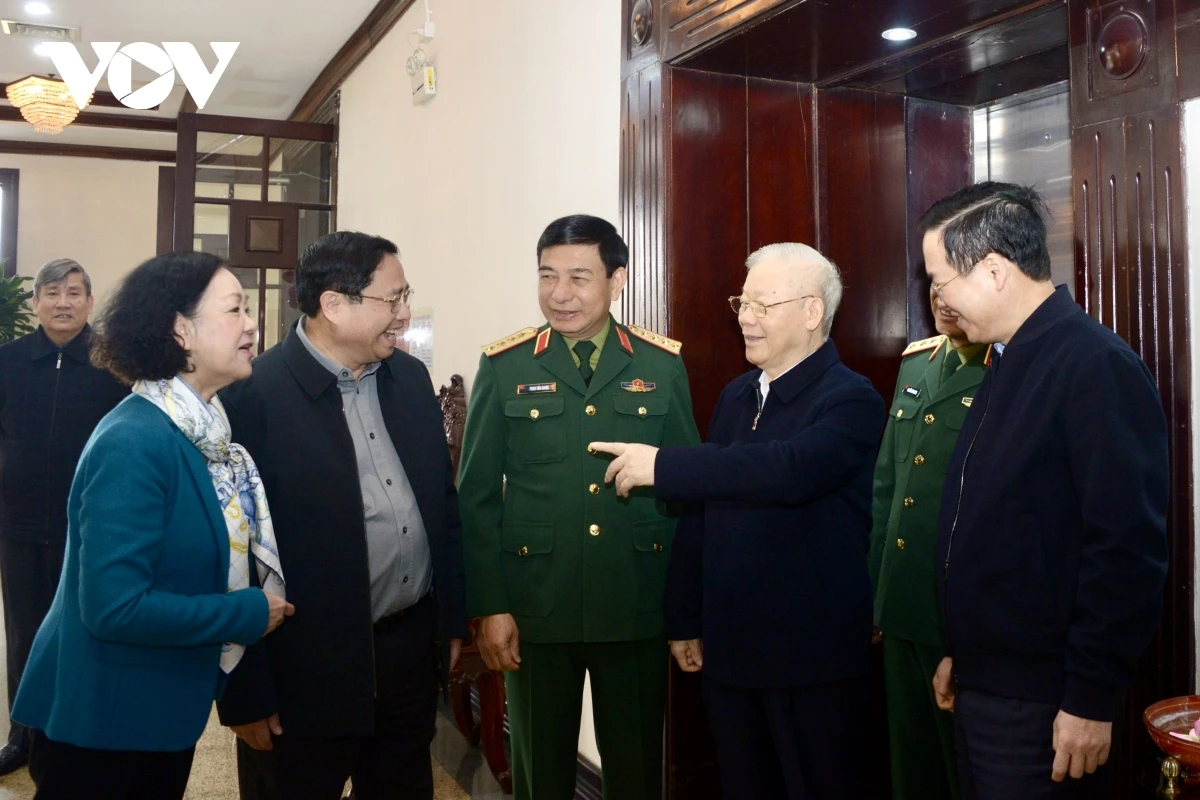 Tổng Bí thư Nguyễn Phú Trọng trò chuyện cùng các đại biểu dự hội nghị.