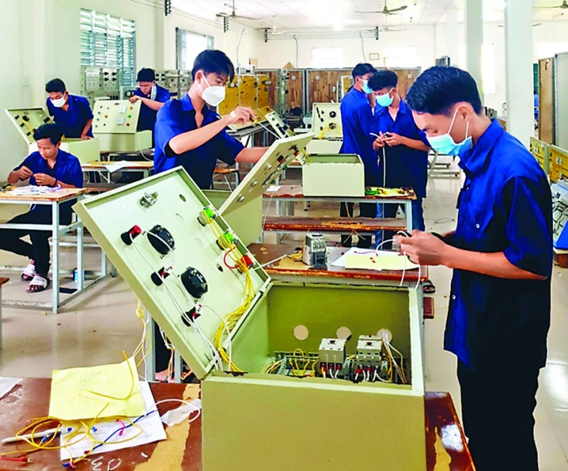 Đào tạo nghề cho thanh niên dân tộc thiểu số.