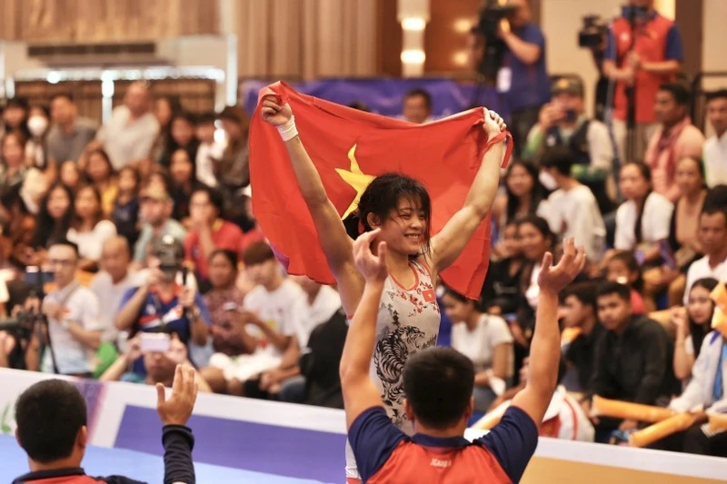 Các nữ vận động viên đội tuyển Vật Việt Nam đã có ngày thi đấu thăng hoa để giành trọn vẹn 6 tấm Huy chương Vàng ở các hạng cân trong ngày thi đấu 15/5 tại SEA Games 32. Trong ảnh, vận động viên Nguyễn Thị Xuân giành Huy chương Vàng môn Vật ở hạng cân 50kg nữ sau khi đánh bại đối thủ người Philippines.