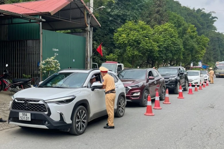 Cảnh sát giao thông huyện Bắc Hà lập chốt kiểm tra nồng độ cồn người điều khiển phương tiện giao thông..JPG