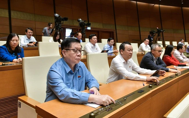 Các đại biểu bấm nút biểu quyết.