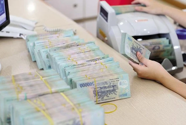 lai-suat-giam-tien-gui-dan-cu-van-chay-manh-vao-kenh-ngan-hang.png