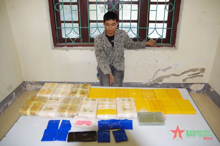 Đối tượng Lường Văn Vui và tang vật vụ án.