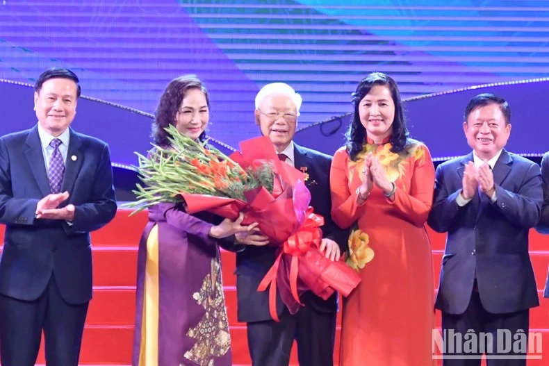 Lãnh đạo Liên hiệp các Hội Văn học nghệ thuật Việt Nam trao kỷ niệm chương Vì sự nghiệp Văn học nghệ thuật Việt Nam và tặng hoa Tổng Bí thư Nguyễn Phú Trọng.