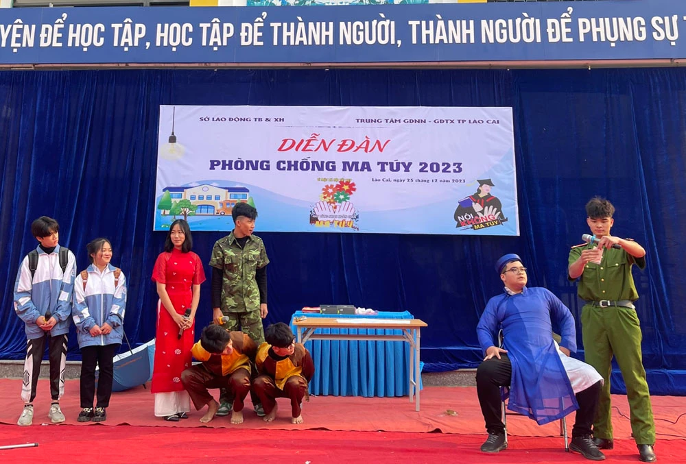 hoc-sinh-cua-trung-tam-gdnn-gdtx-tham-gia-bieu-dien-tieu-pham-tai-dien-dan-9569.jpg