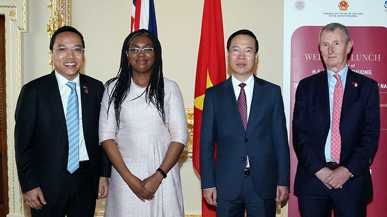 Chủ tịch nước Võ Văn Thưởng với Phó Chủ tịch Hạ viện Anh Nigel Evans và Bộ trưởng Kinh doanh và Thương mại Anh Kemi Badenoch.