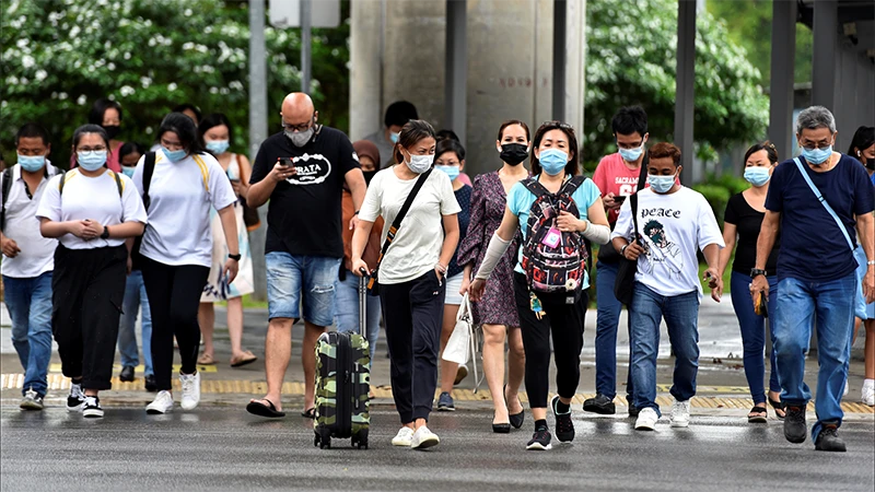 Người dân Singapore đi bộ trên phố ngày 14/5/2021.