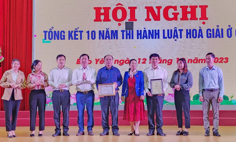trao-tang-giay-khen-cua-chu-tich-ubnd-huyen-bao-yen-cho-cac-ca-nhan-3626.jpg