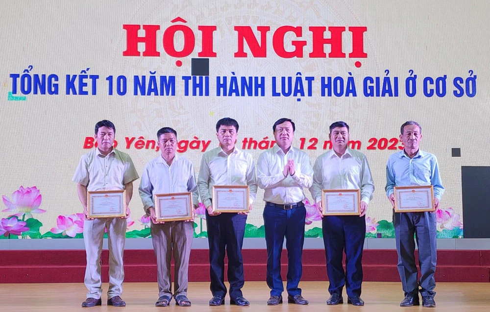 trao-tang-giay-khen-cua-ubnd-huyen-bao-yen-cho-cac-tap-the-6695.jpg