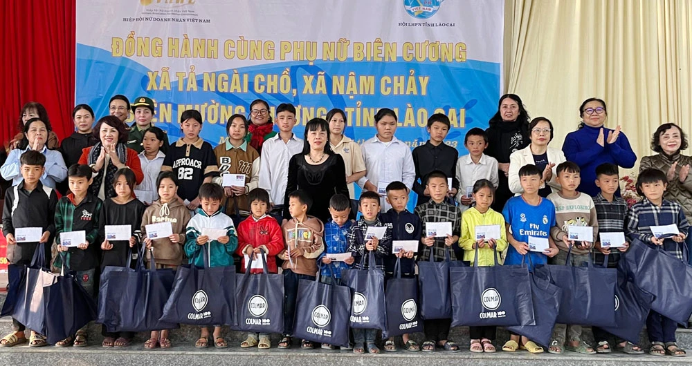 chuong-trinh-dong-hanh-cung-phu-nu-bien-cuong-da-tang-nhieu-phan-qua-ho-tro-hoi-vien-phu-nuu-va-tre-em-ngheo-tai-xa-nam-chay-981.jpg