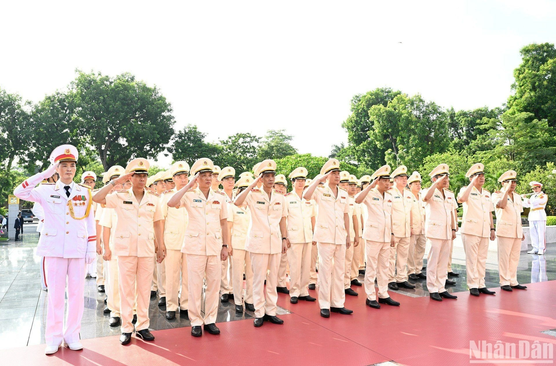 Đoàn đại biểu Công an Trung ương - Bộ Công an đặt vòng hoa tưởng niệm các anh hùng liệt sĩ.