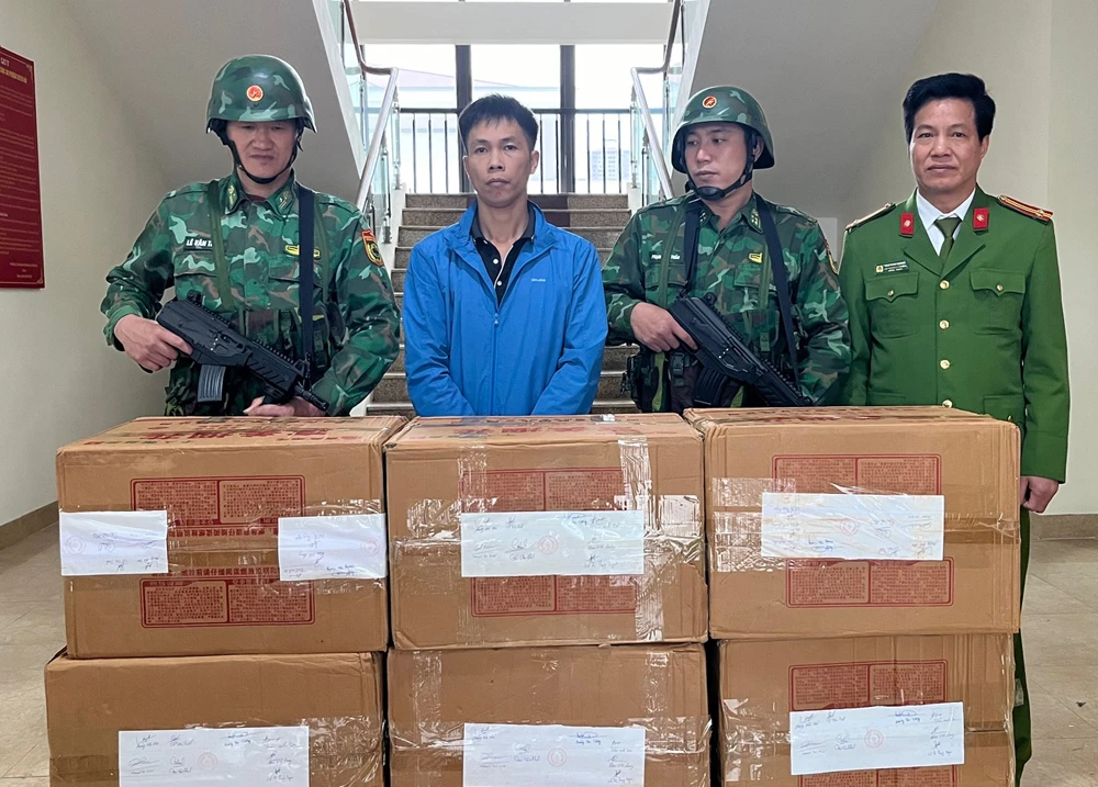 doi-tuong-tran-anh-son-bi-luc-luong-lien-nganh-bat-giu-cung-tang-vat-10-thung-ghi-la-phao-hoa-no-552.jpg