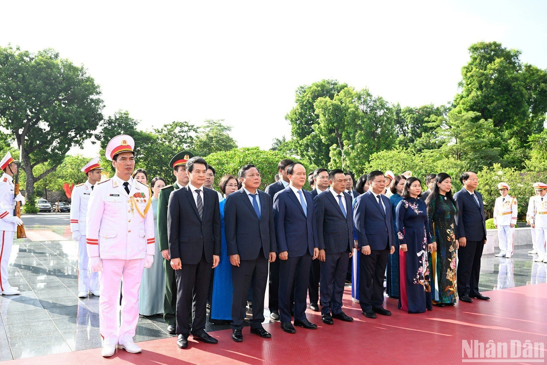 Đoàn đại biểu Thành ủy, Hội đồng nhân dân, Ủy ban nhân dân, Ủy ban Mặt trận Tổ quốc Việt Nam thành phố Hà Nội tưởng niệm các anh hùng liệt sĩ.