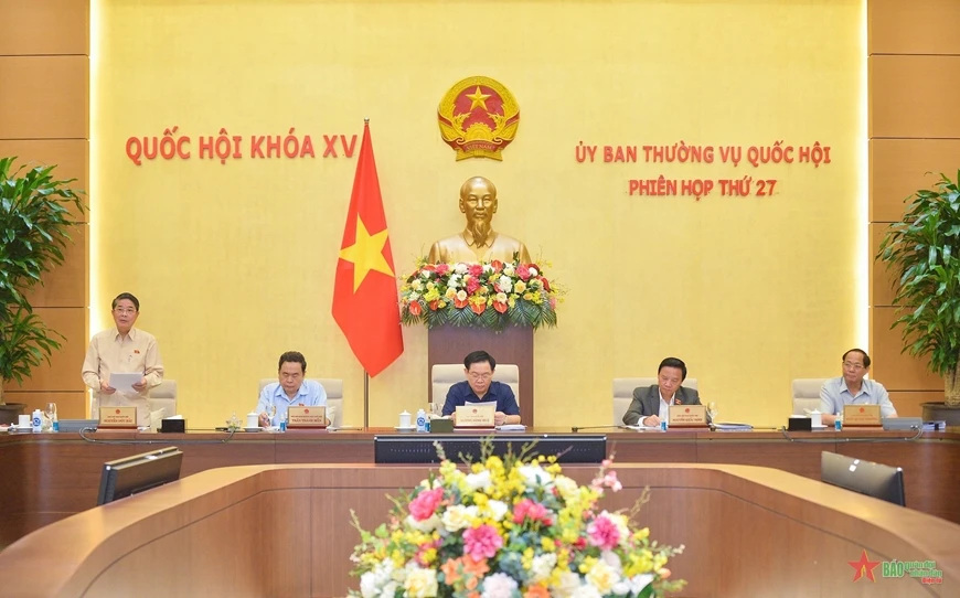 Chủ tịch Quốc hội Vương Đình Huệ chủ trì phiên họp thảo luận về kinh tế xã hội.