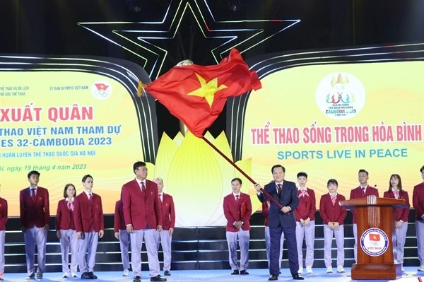Phó Thủ tướng Lê Minh Khái trao cờ cho Trưởng đoàn Đặng Hà Việt.