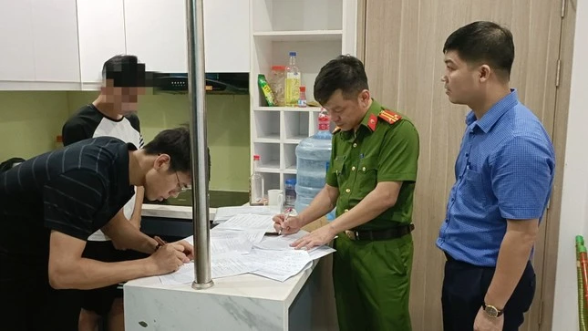 Lực lượng công an khám xét nơi ở các đối tượng.