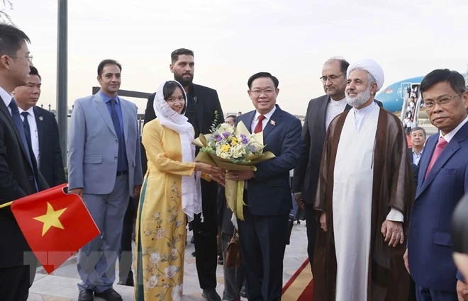 Cộng đồng người Việt tại Iran đón Chủ tịch Quốc hội Vương Đình Huệ tại Sân bay Mehrabad, thủ đô Tehran.