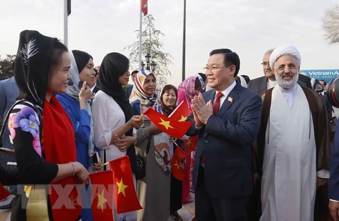 Cộng đồng người Việt đón Chủ tịch Quốc hội Vương Đình Huệ tại Sân bay Mehrabad, thủ đô Tehran.