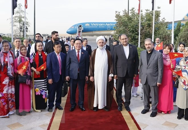 Lễ đón Chủ tịch Quốc hội Vương Đình Huệ tại Sân bay Mehrabad, thủ đô Tehran.