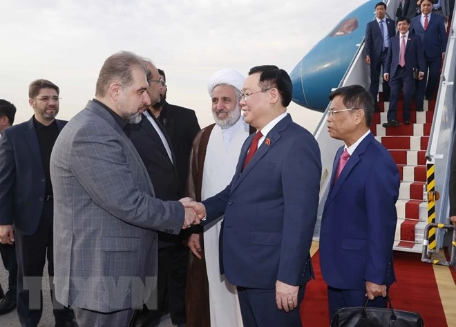 Lễ đón Chủ tịch Quốc hội Vương Đình Huệ tại Sân bay Mehrabad, thủ đô Tehran.