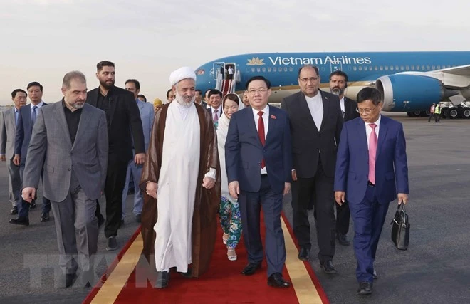 Lễ đón Chủ tịch Quốc hội Vương Đình Huệ tại Sân bay Mehrabad, thủ đô Tehran.