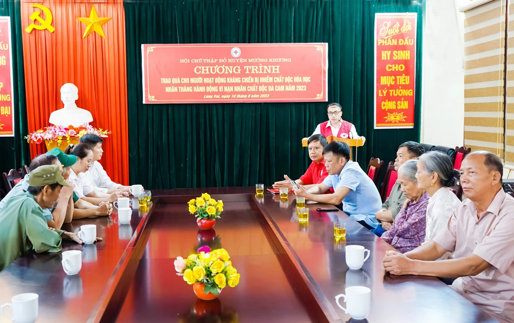 Quang cảnh buổi trao tặng.jpg