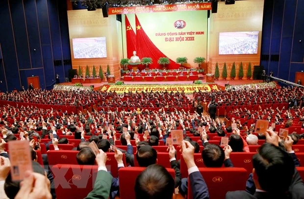 Các đại biểu biểu quyết, thông qua Nghị quyết Đại hội XIII Đảng Cộng sản Việt Nam.